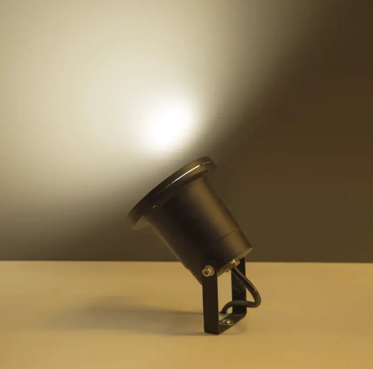 Como garantir que a luz spot do DL21010 alcance a alta eficiência e a economia de energia?